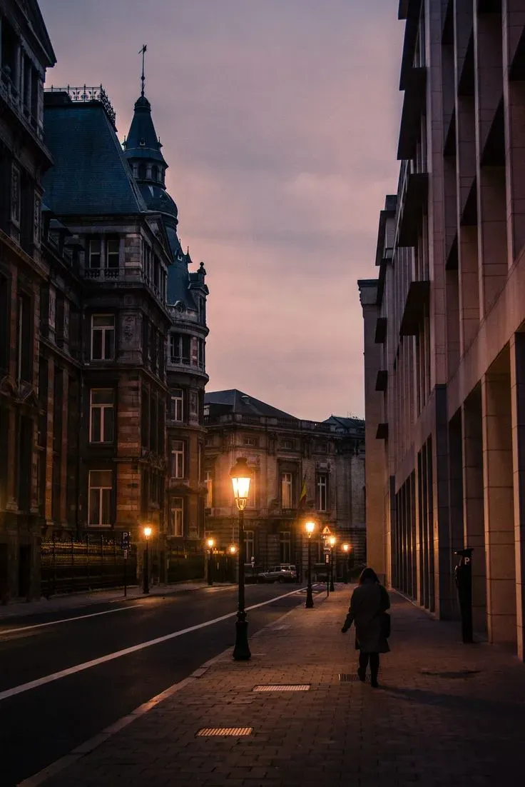 Espace de travail organisé avec carnet et laptop turquoise